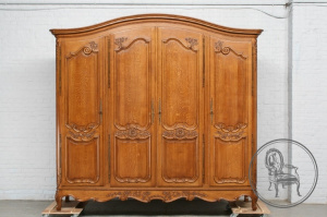 картинка Антикварный шкаф для одежды салоне старинных вещей "Шебби" являющийся официальным дистрибьютором в России и Беларуси