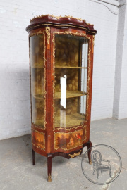 Антикварная витрина с росписью с изображением галантной сцены код. BE10277