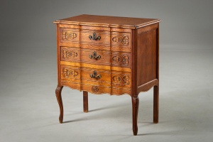 картинка Старинный дубовый комод с фигурным фасадом салоне старинных вещей "Шебби" являющийся официальным дистрибьютором в России и Беларуси