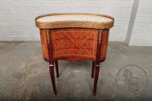 картинка Старинная тумбочка салоне старинных вещей "Шебби" являющийся официальным дистрибьютором в России и Беларуси