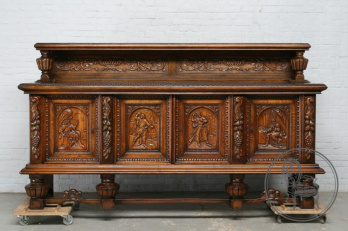 Старинный дубовый комод с растительным и антропоморфным орнаментом код. BE4096776