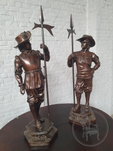 картинка Антикварные фигуры стражников из бронзы (2 шт.) салоне старинных вещей "Шебби" являющийся официальным дистрибьютором в России и Беларуси