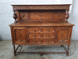 картинка Антикварный дубовый комод в якобинском стиле салоне старинных вещей "Шебби" являющийся официальным дистрибьютором в России и Беларуси