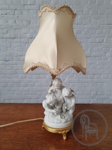 картинка Антикварная фарфоровая настольная лампа салоне старинных вещей "Шебби" являющийся официальным дистрибьютором в России и Беларуси