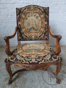 картинка Антикварное ореховое кресло в оригинальной гобеленовой обивке салоне старинных вещей "Шебби" являющийся официальным дистрибьютором в России и Беларуси