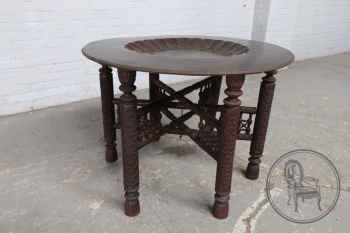 Антикварный ореховый столик, декорированный резьбой в восточном стиле и интарсиями код. BE4096963