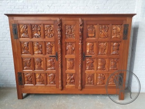 картинка Антикварный высокий комод с антропоморфной резьбой в готическом стиле салоне старинных вещей "Шебби" являющийся официальным дистрибьютором в России и Беларуси