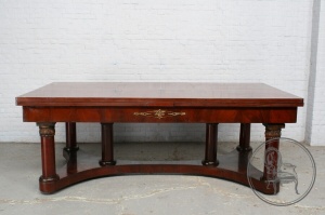 картинка Антикварный обеденный стол салоне старинных вещей "Шебби" являющийся официальным дистрибьютором в России и Беларуси