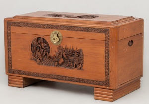 картинка Старинный китайский сундук с резьбой салоне старинных вещей "Шебби" являющийся официальным дистрибьютором в России и Беларуси