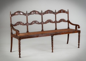 картинка Антикварная скамья с плетеным сиденьем, декорированная изящной резьбой салоне старинных вещей "Шебби" являющийся официальным дистрибьютором в России и Беларуси