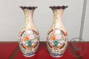 картинка Старинные фарфоровые вазы (пара) салоне старинных вещей "Шебби" являющийся официальным дистрибьютором в России и Беларуси