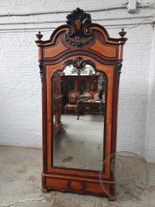 картинка Антикварный шкаф из красного дерева с резной короной салоне старинных вещей "Шебби" являющийся официальным дистрибьютором в России и Беларуси