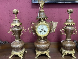 картинка Антикварные часы из латуни с вазами (2 шт.), декорированными позолотой салоне старинных вещей "Шебби" являющийся официальным дистрибьютором в России и Беларуси