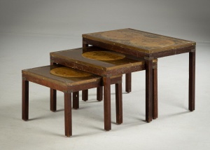 картинка Старинные столики из красного дерева (3 шт.) с поверхностью в виде географических карт салоне старинных вещей "Шебби" являющийся официальным дистрибьютором в России и Беларуси