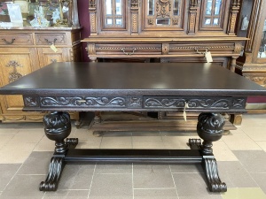 картинка Антикварный стол с массивными ножками в форме балясин салоне старинных вещей "Шебби" являющийся официальным дистрибьютором в России и Беларуси