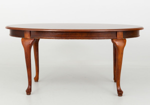 картинка Старинный столик салоне старинных вещей "Шебби" являющийся официальным дистрибьютором в России и Беларуси