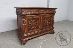 картинка Антикварный комод салоне старинных вещей "Шебби" являющийся официальным дистрибьютором в России и Беларуси