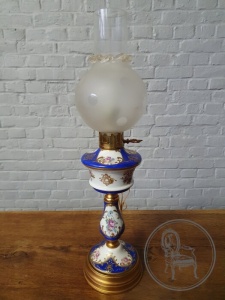 картинка Старинная настольная фарфоровая лампа салоне старинных вещей "Шебби" являющийся официальным дистрибьютором в России и Беларуси