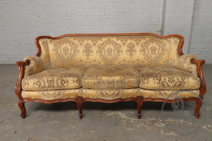 картинка Антикварное канапе салоне старинных вещей "Шебби" являющийся официальным дистрибьютором в России и Беларуси