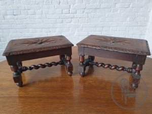 картинка Антикварные дубовые банкетки (пара) с орнаментальной резьбой и винтовым основанием салоне старинных вещей "Шебби" являющийся официальным дистрибьютором в России и Беларуси