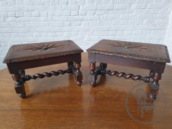 Антикварные дубовые банкетки (пара) с орнаментальной резьбой и винтовым основанием код. BE4096719