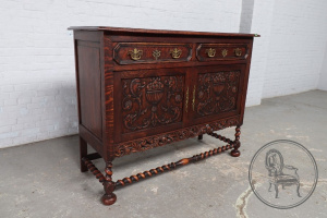 картинка Антикварный посудный шкаф салоне старинных вещей "Шебби" являющийся официальным дистрибьютором в России и Беларуси