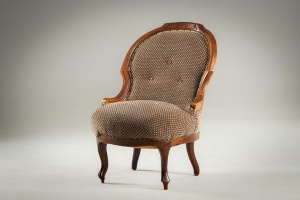 картинка Старинное кресло из красного дерева салоне старинных вещей "Шебби" являющийся официальным дистрибьютором в России и Беларуси