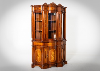 Старинная витрина из красного дерева с инкрустацией в технике маркетри код. RM4165897