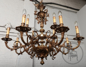 картинка Антикварная бронзовая люстра с растительным орнаментом салоне старинных вещей "Шебби" являющийся официальным дистрибьютором в России и Беларуси