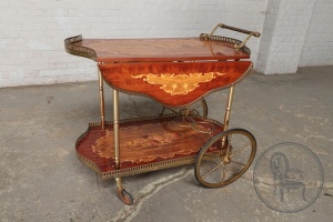 картинка Старинный сервировочный столик с маркетри салоне старинных вещей "Шебби" являющийся официальным дистрибьютором в России и Беларуси