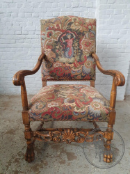 Антикварное кресло из ореха на львиных лапах с гобеленом код. BE107517