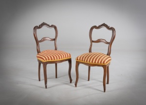 картинка Антикварные стулья (2 шт.) с резным навершием салоне старинных вещей "Шебби" являющийся официальным дистрибьютором в России и Беларуси