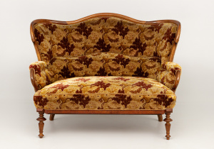 картинка Старинная софа салоне старинных вещей "Шебби" являющийся официальным дистрибьютором в России и Беларуси
