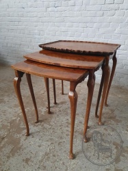 Набор антикварных столиков из красного дерева код. BE4103773