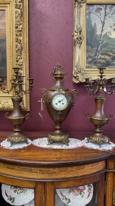 картинка Антикварные каминные часы с канделябрами салоне старинных вещей "Шебби" являющийся официальным дистрибьютором в России и Беларуси