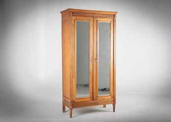 Антикварный шкаф на точеных ножках с зеркальными дверцами код. RM4165764