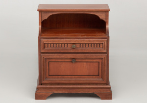 картинка Старинная тумбочка салоне старинных вещей "Шебби" являющийся официальным дистрибьютором в России и Беларуси