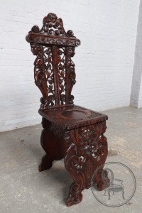 картинка Антикварный стул салоне старинных вещей "Шебби" являющийся официальным дистрибьютором в России и Беларуси