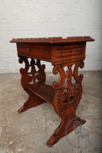 картинка Антикварный столик с выдвижным ящиком салоне старинных вещей "Шебби" являющийся официальным дистрибьютором в России и Беларуси