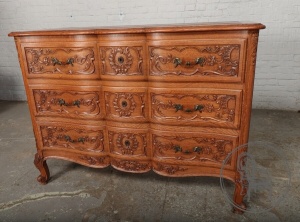 картинка Антикварный дубовый комод с резными ящиками салоне старинных вещей "Шебби" являющийся официальным дистрибьютором в России и Беларуси