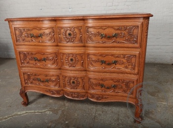 Антикварный дубовый комод с резными ящиками код. BE4126292