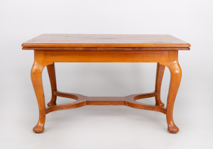 картинка Cтаринный стол салоне старинных вещей "Шебби" являющийся официальным дистрибьютором в России и Беларуси