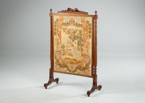 картинка Антикварный экран для камина из красного дерева с гобеленом салоне старинных вещей "Шебби" являющийся официальным дистрибьютором в России и Беларуси