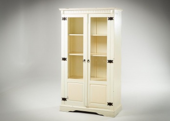 Старинный шкаф с застекленными дверцами, декорированный наружными мебельными петлями код. RM4128243