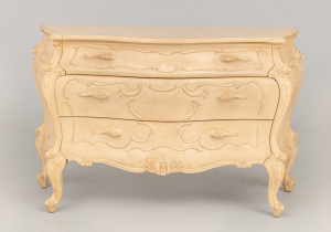 картинка Старинный комод салоне старинных вещей "Шебби" являющийся официальным дистрибьютором в России и Беларуси