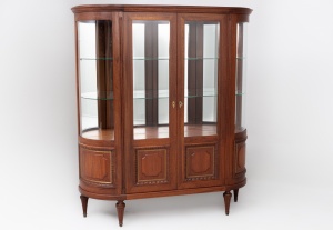 картинка Старинный посудный шкаф с резными филенками салоне старинных вещей "Шебби" являющийся официальным дистрибьютором в России и Беларуси