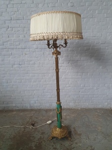 картинка Старинный торшер с бронзовыми лентами и рожками салоне старинных вещей "Шебби" являющийся официальным дистрибьютором в России и Беларуси