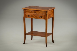 картинка Антикварный резной комод на изящных изогнутых ножках салоне старинных вещей "Шебби" являющийся официальным дистрибьютором в России и Беларуси