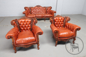 картинка Старинный комплект кожаной мягкой мебели для гостиной из ореха салоне старинных вещей "Шебби" являющийся официальным дистрибьютором в России и Беларуси