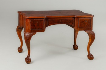 Старинный письменный стол на фигурных ножках код. RM4101733